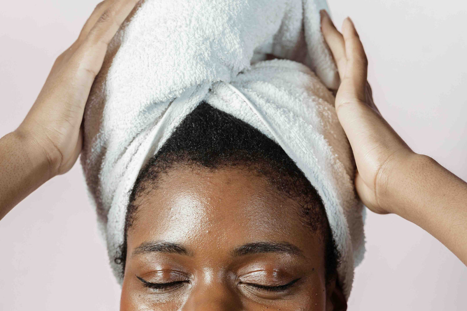 Anti roos shampoo - vrouw met handdoek op hoofd