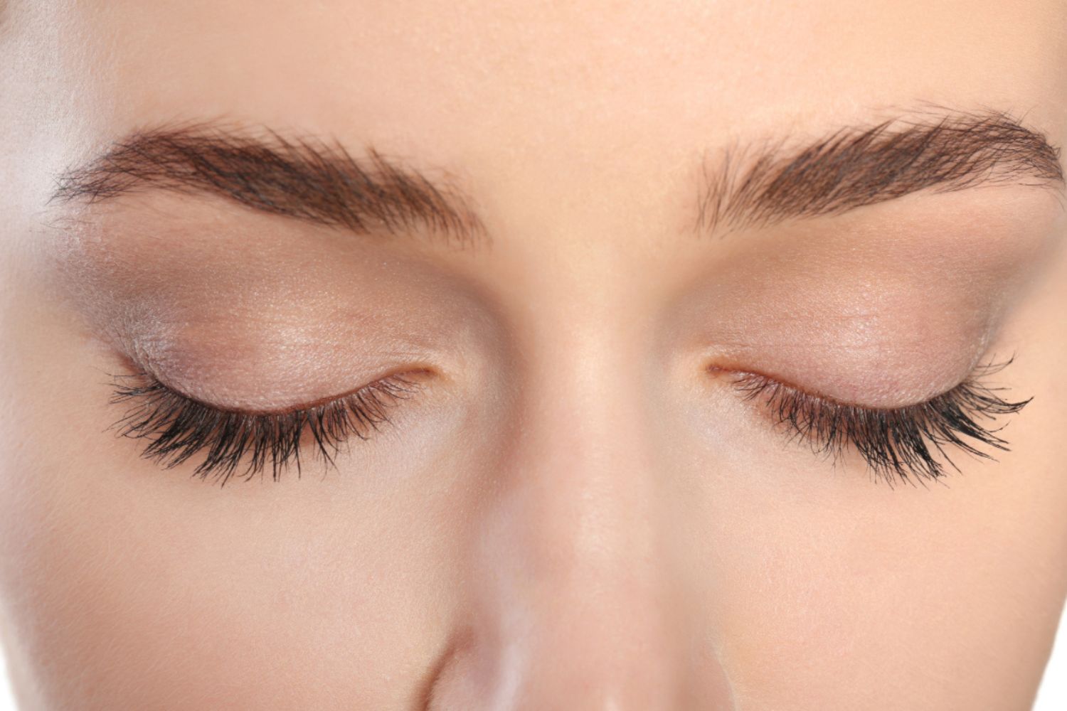 Gezicht van een vrouw met lange en volle wimpers