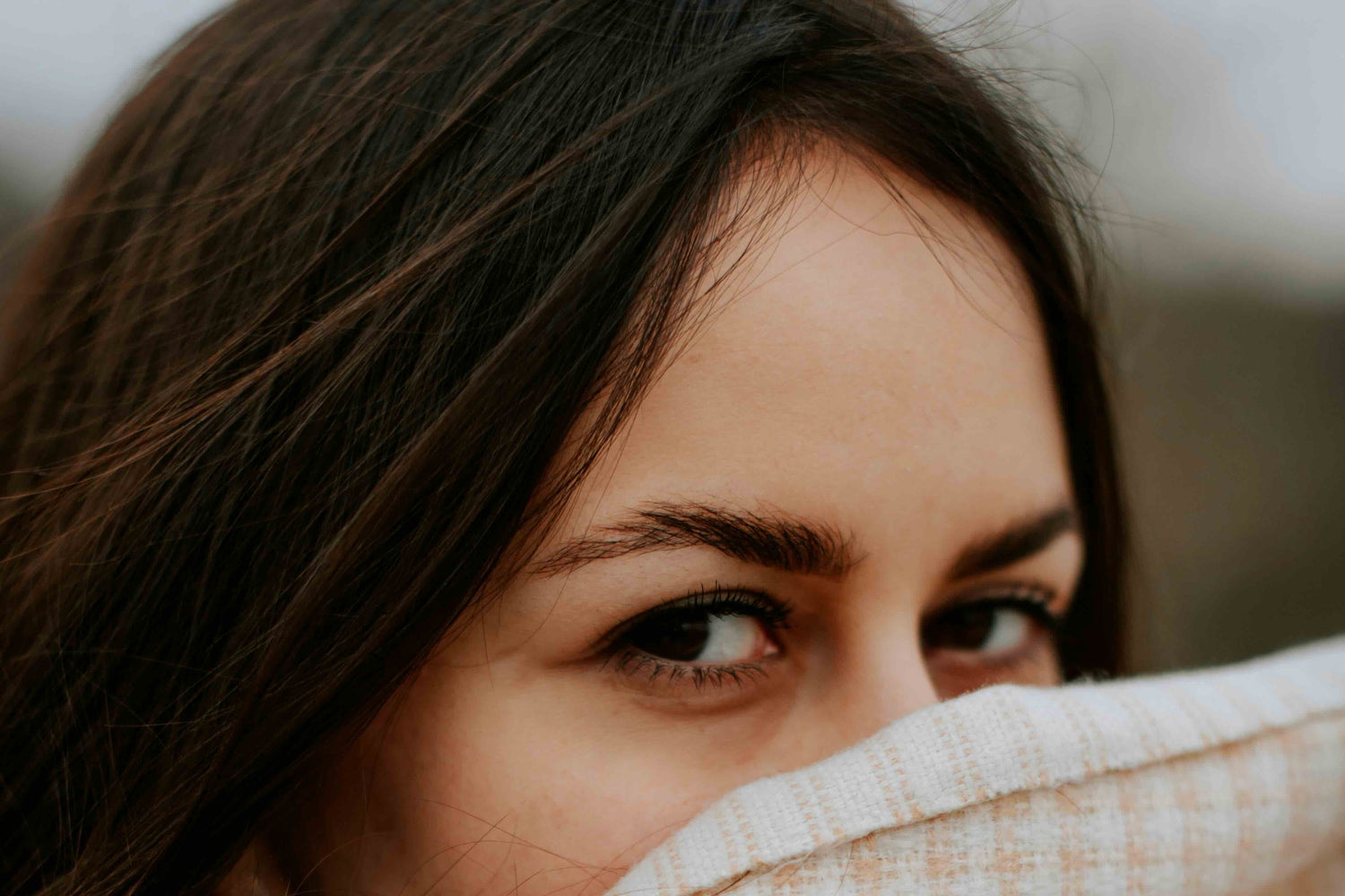 Hoe werkt een wimperserum - bedekte gezicht volle wimpers