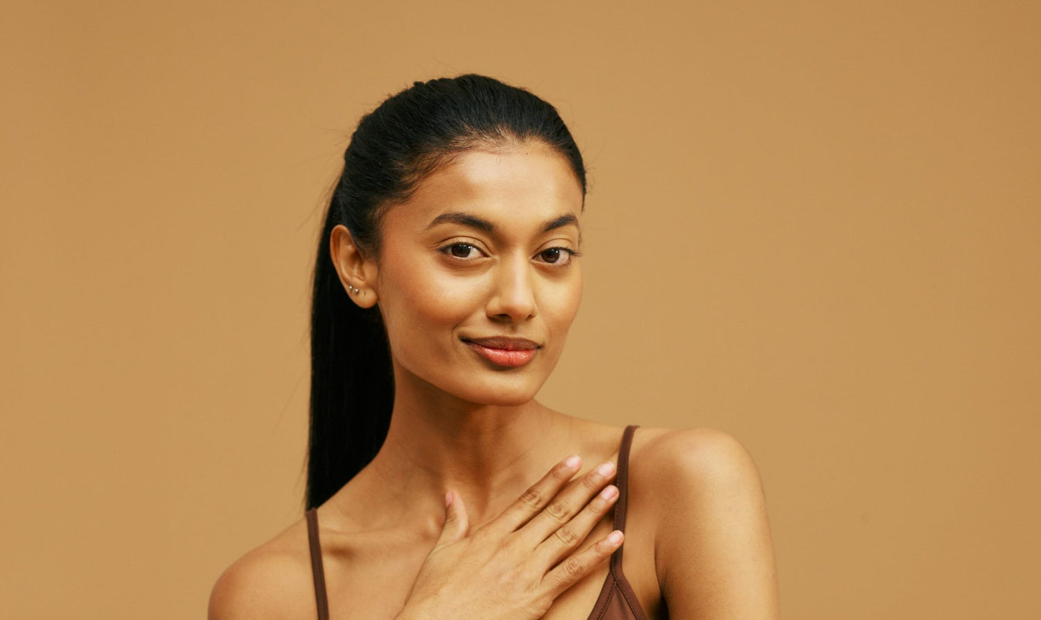 vrouw met volle wenkbrauwen