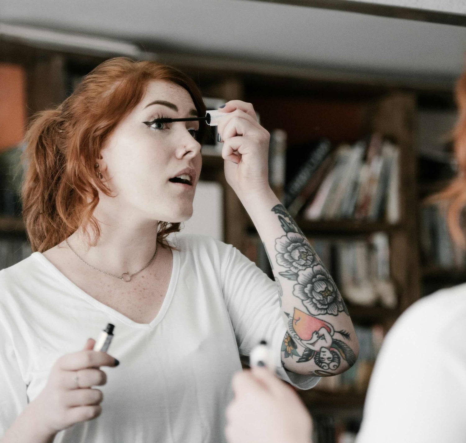 Vrouw met gevoelige ogen brengt tubing mascara aan