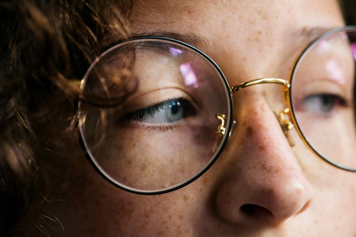 Welke wimperserum werkt echt? Wimpers met bril kijkend