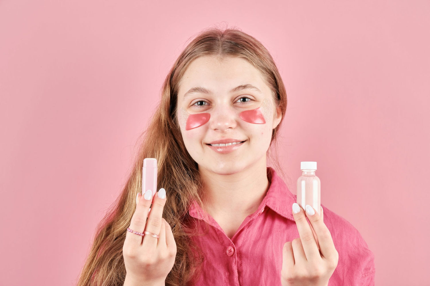 Vrouw kiest veilige wenkbrauwserum