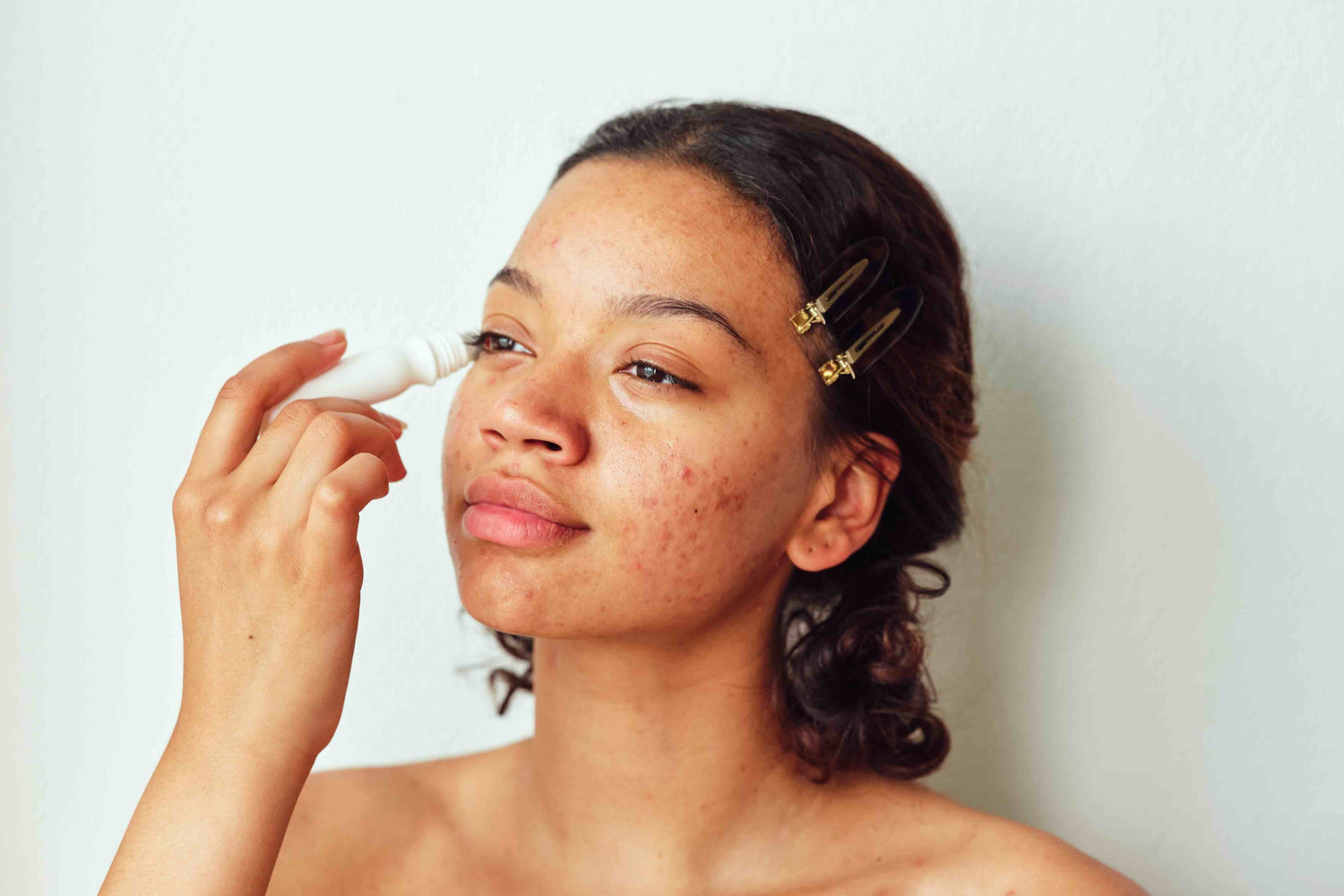 Wimperserum aanbrengen - vrouw kijkt in verte