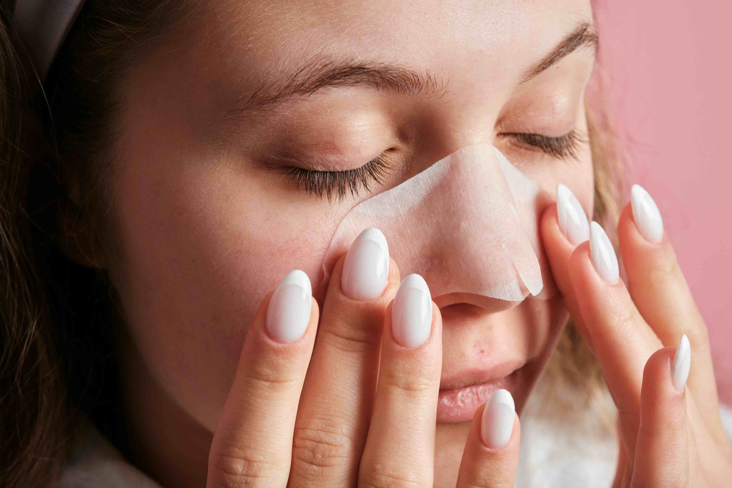 Wimperserum bijwerkingen - vrouw met gezichts patch lange wimpers