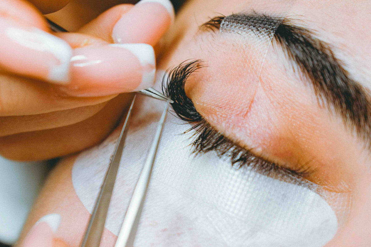 Wimperserum en extensions - close up wimperextensions plaatsen