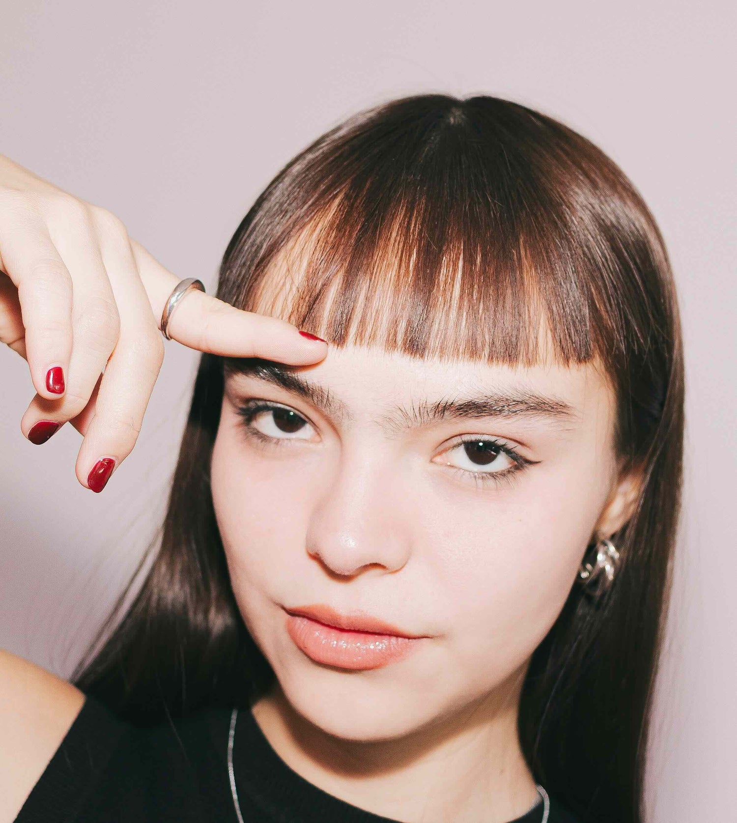 Vrouw met donkere wenkbrauwen